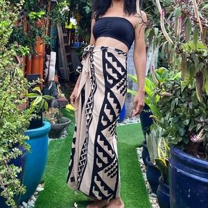 Elegant Black and Tan Patterned Maxi Skirt